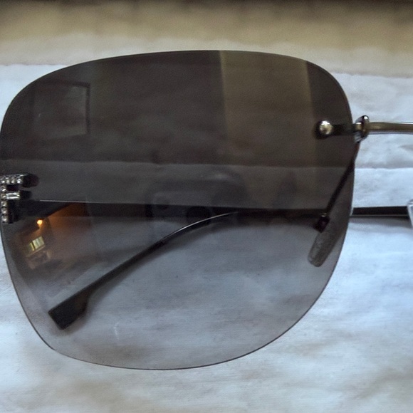 Fendi Rimless Sunglasses with Gold Hardware - Black Gradient Lenses - Picture 2 of 7